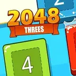 Farebné štvorce s číslami 2, 4 a 8 na modrom pozadí s oranžovým nápisom 2048 Threes
