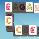 Kocky s farebnými písmenami usporiadané v tvare písmena C na modrom pozadí