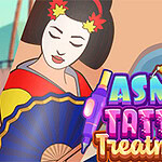 Žena s bielou tvárou a kvetinovým účesom drží modrý vejárom, vedľa text ASMR Tattoo Treatment