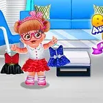 Dievčatko s ružovými okuliarmi drží šaty v modernej obývačke s modrým gaučom a nápisom Baby Ava Daily Activities