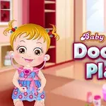 Dievčatko s blond vlasmi v modrých šatách, hrajúce sa na doktorku s fonendoskopom, v detskej izbe s nápisom Baby Hazel Doctor Play