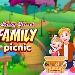 Rodinný piknik v parku s dvoma deťmi a rodičmi pri piknikovom koši, v pozadí sú stromy a lávky