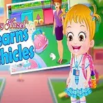 Bábätko s blond vlasmi a modrými doplnkami stojí pred farebným pozadím so scénickými ilustráciami a nápisom Learns Vehicles