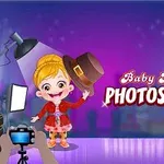 Dievčatko v červenom oblečení drží klobúk na pódiu s fotoaparátom a svetlami v pozadí