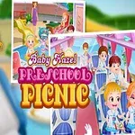 Dievčatko s blond vlasmi v modrej školskej uniforme stojí pred kolážou obrázkov detí na školskom výlete s nápisom Baby Hazel Preschool Picnic