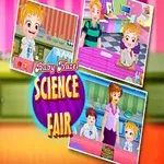 Dievčatko s blonďavými vlasmi v školskom oblečení drží projekt s nápisom Science Fair v pozadí
