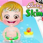 Dieťa sa smeje vo vani obklopené žltou gumovou kačičkou a farebnými kúpeľňovými doplnkami