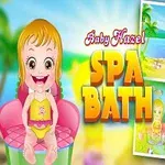 Dieťa s blond vlasmi sedí na ružovom kresle s textom Baby Hazel Spa Bath na pozadí a ďalšími scénami v rámoch vrátane pláže a kúpeľne