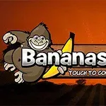 Kreslená opica drží banán vedľa nápisu Bananas Joe na pozadí s oranžovou oblohou