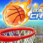 Basketbalová lopta v plameňoch letiaca do koša s nápisom Basket Champ na pozadí s rozmazanými divákmi