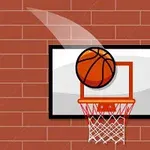 Basketbalová lopta letí smerom do koša proti tehlovej stene