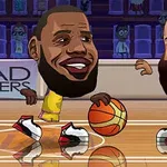 Dve kreslené postavy s loptou na basketbalovom ihrisku, s výrazne veľkými hlavami a usmiatymi tvárami, v žltom a červenom oblečení