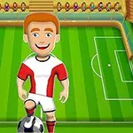 Kreslená postavička futbalistu v bieločervenom drese stojí na futbalovom ihrisku s loptou pri nohe a za ním sú prázdne tribúny