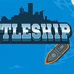 Nápis BATTLESHIP s obrysom bojovej lode v pozadí na modrom pozadí a malou loďkou v pravom dolnom rohu