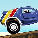 Modré auto s veľkými kolesami a červeným a žltým pásom na boku ide po drevenej rampe