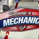 Kreslený mechanik s blond vlasmi a nápisom Become a Mechanic v pozadí dielne