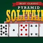Nadpis Best Classic Pyramid Solitaire nad radom piatich hracích kariet, medzi ktorými sú piková osmička, srdcové eso, srdcová sedmička, trojka krížová, srdcová dvojka a kára kráľ