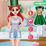 Žena s červenými vlasmi a zeleným cylindrom stojí vedľa šatníka s tromi zelenými šatami a menu na výber oblečenia