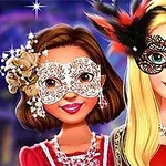 Dve postavy s ozdobnými maskami na tvári, jedna s hnedými vlasmi a druhá s blond vlasmi, oblečené v elegantných šatách s náhrdelníkmi