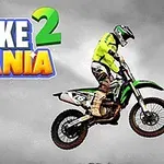 Motokrosový jazdec v neónovo žltom oblečení na zelenom motocykli vo vzduchu s nápisom BIKE MANIA 2 v ľavej hornej časti obrázka
