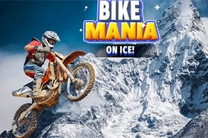 Motorkár v prilbe a výstroji skáče na krosovej motorke pred zasneženou horou