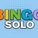 Farebné písmená tvoria slová BINGO SOLO na svetlomodrom pozadí