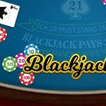 Modrá hracia plocha s hracími žetónmi, kartami s esom a číslicou 21 a nápisom Blackjack uprostred