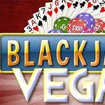 Hracie karty rozložené za žetónmi rôznych hodnôt a nápisom Blackjack Vegas na pozadí