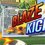 Futbalová lopta s plameňmi a textom Blaze Kick pred futbalovou bránkou