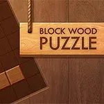 Drevené bloky usporiadané na mriežke vedľa drevenej tabule s nápisom BLOCK WOOD PUZZLE