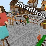 Postavička v blokovom svete na námestí so stredovekými budovami a nápisom BloxdHop