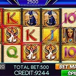 Automatová hra s egyptskou tematikou zobrazujúca symboly ako faraón, mačka a hieroglyfy