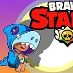 Modro oblečená kreslená postavička s kapucňou v tvare dinosaura sedí vedľa veľkého nápisu Brawl Stars na viacfarebnom pozadí