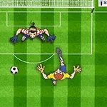 Futbalista v žltom tričku sa pripravuje na strelu na brankára pred bránkou na zelenom ihrisku