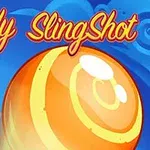 Farebná ilustrácia s veľkou oranžovou cukrovinkou na modrom pozadí s oblakmi a kvetmi, s nápisom Candy SlingShot hore