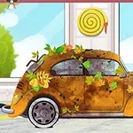 Špinavé auto pokryté lístím a blatom stojí v myčke