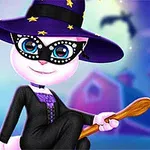 Mačka v čarodejníckom kostýme s maskou, sedí na metle, okolo sú tekvica a duch, v pozadí siluety halloweenských dekorácií