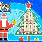 Sviatočne oblečený Santa Claus vedľa vianočného stromčeka ozdobeného symbolmi a krabicami s darčekmi na modrom pozadí