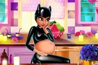 V hre Catwoman Pregnant sa pripoj k Catwoman na jej superhrdinskej ceste