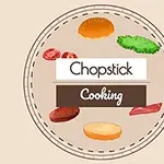 Kruh s nápisom Chopstick Cooking obklopený obrázkami potravín ako žemľa, šalát, paradajka, klobása a inokedy zelenina