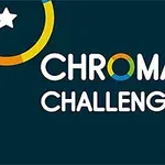 Text „CHROMA CHALLENGE“ na tmavomodrom pozadí s farebnými kruhmi a bielymi hviezdami