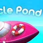 Ružový čln s kolesom na vode a modrou oblohou v pozadí s textom Circle Pond
