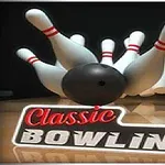 Bowlingová guľa zráža kolky na bowlingovej dráhe s nápisom „Classic Bowling“