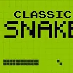 Čierno-zelený pixelový nápis CLASSIC SNAKE s pixelovaným hadom na zelenej mriežkovanej ploche