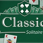 Ikonické zelené pozadie s názvom Classic Solitaire a kartami v rohoch