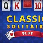 Náhľad kartovej hry na modrom pozadí s nápisom „Classic Solitaire Blue“ a kartami s hodnotami Q, K, 10, A