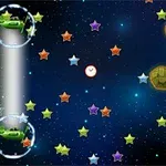 Dva zelené tanky obalené v bublinách v vesmírnom prostredí obklopené farebnými hviezdičkami a asteroidmi