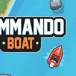 Červený čln plávajúci po modrej rieke s nápisom Commando Boat na vrchu, lemovanej zeleným pobrežím a kameňmi
