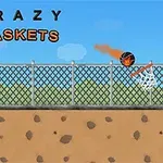 Basketbalová lopta horí v plameni, keď letí do sieťky na pozadí plotu a modrej oblohy