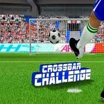Futbalista v modrom drese kopá loptu smerom k bránke na futbalovom ihrisku s divákmi v pozadí
